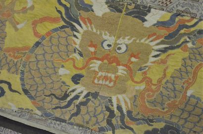 null Précieuses soieries au dragon, Chine, XIXe siècle, panneau en kesi tissé soie...