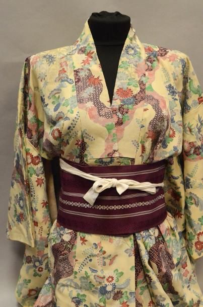 null Kimono de mariage, Japon, en crêpe de soie damassé crème à décor de chrysanthèmes...