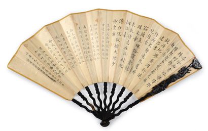 null * Zhong Kui ivre, vers 1900
Eventail plié, feuille double en papier orné de...
