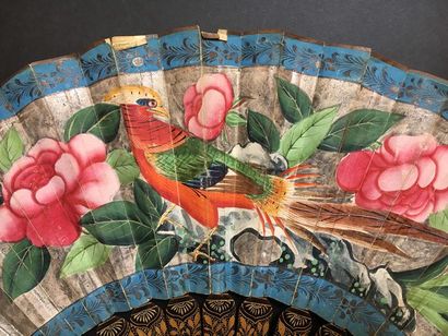 null Deux éventails, Chine, XIXe siècle Le 1er, la feuille en papier à décor de jardin...