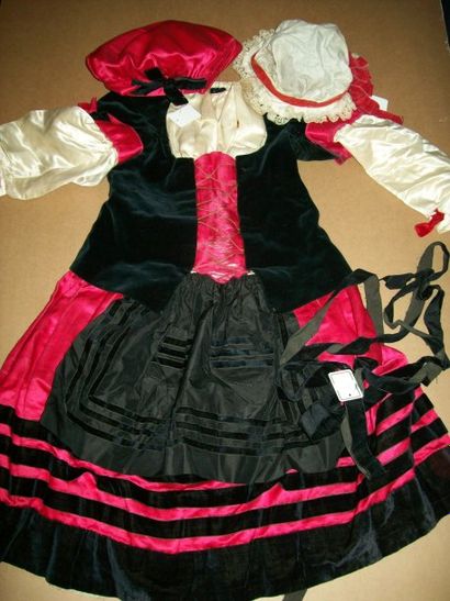 null Deux costumes folkloriques de fillettes, robe d'alsacienne (?) en satin et velours,...