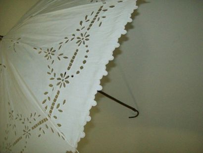 null Ombrelle vers 1900, pavillon en toile de lin blanche décorée de guirlandes de...