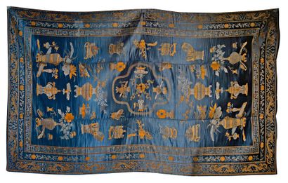 null Important tapis de table, Chine, vers 1900, fond satin bleu tramé de soie tabac...
