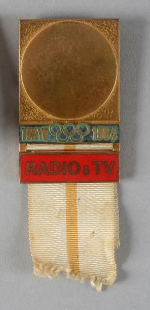null TOKYO 1964
Badge officiel «Radio & TV». En métal doré.
Dim. 37 x 60 mm. Avec...
