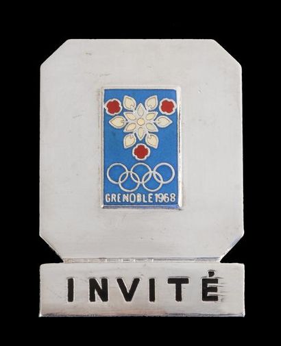 null Badge officiel d'invité à la Xème Olympiade d'hiver. émaillé sur fond argenté....