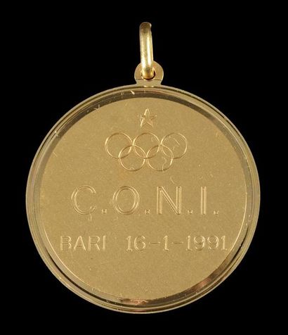 null Médaille offerte à Mr Claude Collard (Président fondateur du CNOSF) par le Comité...