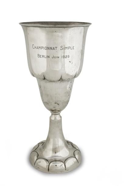 null Trophée du Championnat de Simple à Berlin en Juin 1929 remporté par Henri Cochet....
