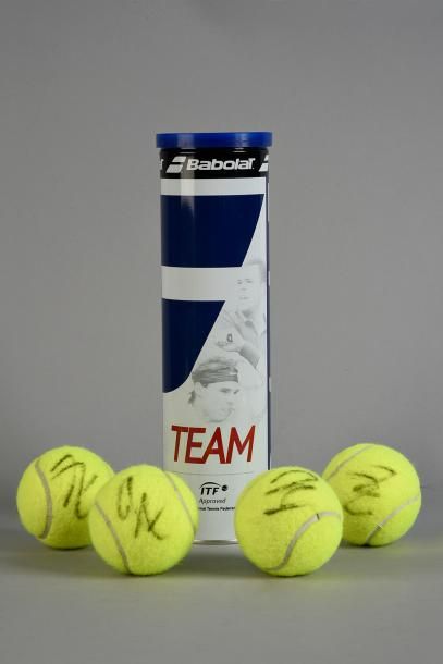 null Boite de 4 balles d'entraînement utilisées et signées par Rafael Nadal lors...