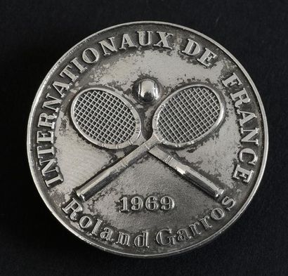 null Badge des Internationaux de France 1969 à Roland- Garros. Vainqueur Rod Laver....