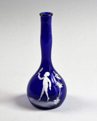 null Vase du XIXème siècle en verre bleu nuit, soufflé artisanalement à décor d'un...