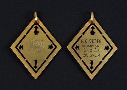 null Ensemble de 2 médailles du F.C Cette (F.C Sète). Champion du Sud-Est 1923-24...
