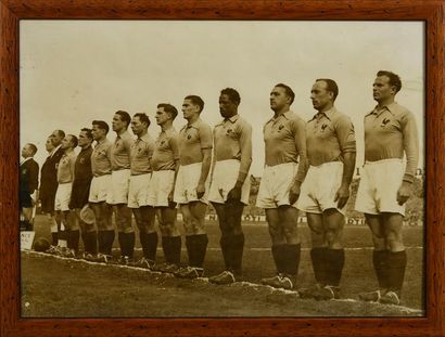 null Photo originale de l'équipe de France face au Portugal le 23 mars 1947 à Colombes....