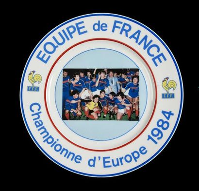 null Programme officiel du Championnat d'Europe 1984. Présentation des équipes sur...