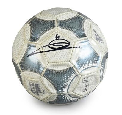 null Ballon de l'Euro 2000 «Official Match Ball» signé par Zinédine Zidane. Marque...