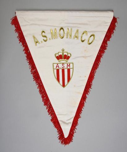 null Fanion officiel de l'AS Monaco années 80. Brodé au fil d'or.
Dim. 35 x 45 cm...