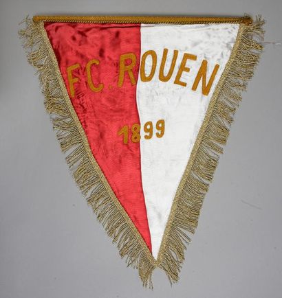 null Fanion du Footbal Club de Rouen. Fondé en 1899. Brodé.
Dim. 32 x 36 cm.