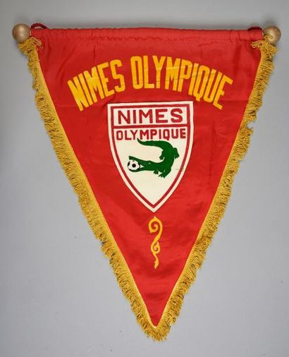 null Fanion du Nîmes Olympique. Fondé en 1937. Logo flocké.
Dim. 35 x 45 cm.