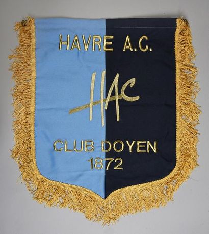 null Fanion officiel du Havre Athletic Club. Club fondé en 1872. Brodé au fil d'or.
Dim....