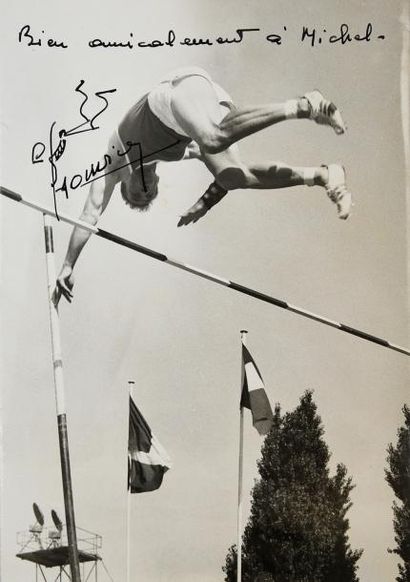 null Photo de presse avec la signature de Maurice Houvion pour son saut victorieux...