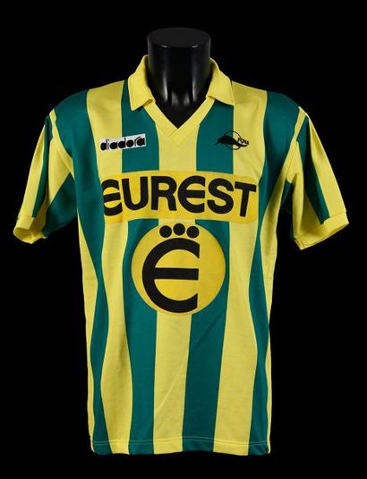 null Maillot n°15 du FC Nantes porté lors de la saison 1993-1994. Les canaries finiront...