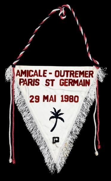 null Fanion de l'Amicale Outremer du Paris Saint-Germain daté du 29 mai 1980.
Dim....