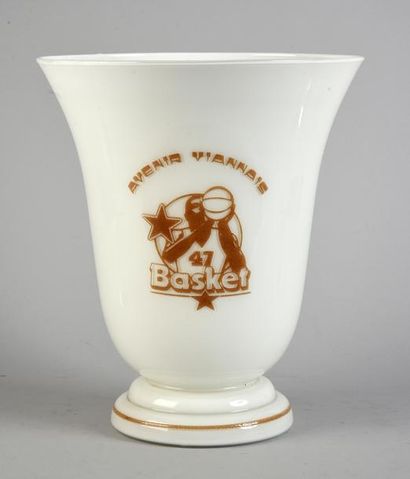 null Vase en opaline de l'Avenir Viannais Basket 47. Fabrication de la verrerie de...