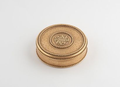 null Une boîte ronde en or à couvercle amovible, finement décorée sur son tour d'une...