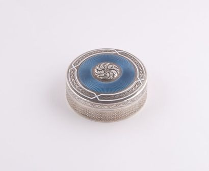 null Une boîte ronde en argent à couvercle amovible, décorée d'un émail bleu translucide...