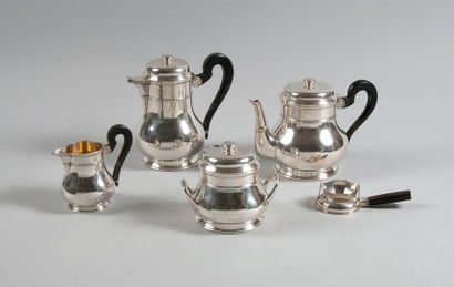 null Un service à thé et café en argent, composé de quatre pièces, théière, cafetière,...