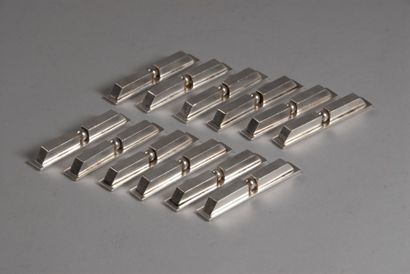 null Un ensemble de douze porte-couteaux en métal argenté vers 1930.
