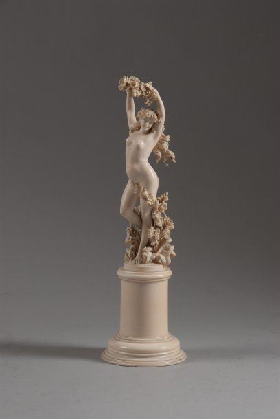 null Dieppe.Flore. Statuette en ivoire finement sculptée, sur une base cylindrique.H. :...