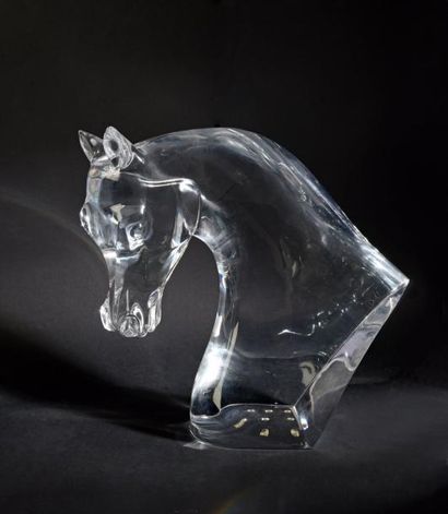 LALIQUE FRANCE Tête de cheval.
Cristal incolore. Signé sur la base.
H.: 36 cm