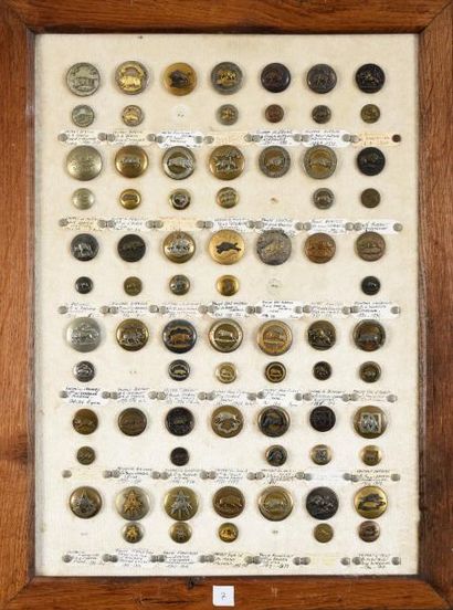 null Tableau contenant 75 boutons dont:
-M. AUBERT. (n°14). Bourgogne. 1862. 0o.
-Rallye...