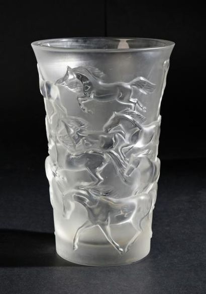 LALIQUE FRANCE Vase mustang.
Cristal incolore
H.: 18 cm