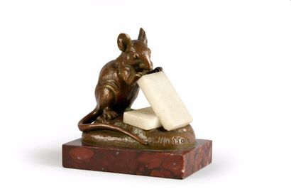 Clovis MASSON (1838-1913) d'après Presse-papiers orné d'une souris en bronze patiné...