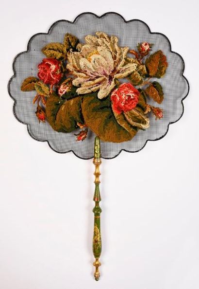null Bouquets, vers 1870-1880
Paire d'écrans à main. Sur un cadre et réseau métallique,...