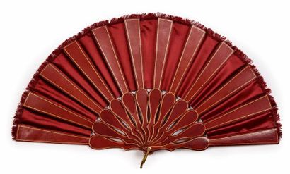 null Cuir bordeaux, vers 1880
Eventail plié, feuille en satin bordeaux.
Monture en...