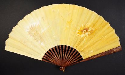 Garindy Tournesol, vers 1890-1900
Eventail plié, feuille en soie teintée jaune et...