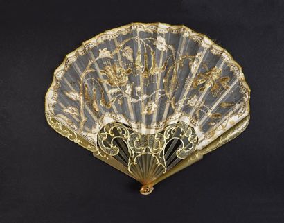 null Les fuchsias d'or, vers 1900
Eventail plié, de forme ballon, la feuille en tulle...