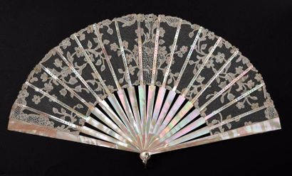 null Fleurettes, vers 1900
Eventail, feuille en dentelle application d'Angleterre,...