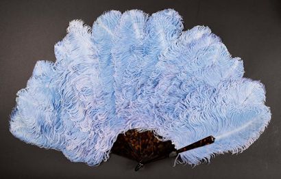null Bleu pervenche, vers 1880-1900
Eventail en plumes d'autruche teintées en bleu...