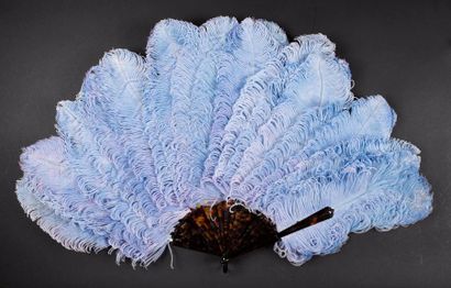 null Bleu pervenche, vers 1880-1900
Eventail en plumes d'autruche teintées en bleu...