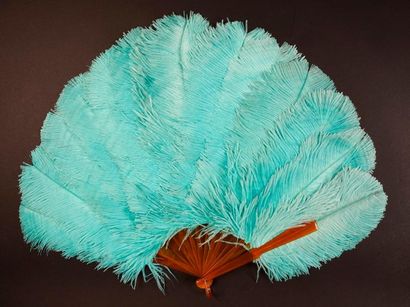 null Bleu turquoise
Eventail en plumes d'autruche bleu turquoise.
Monture écaille...