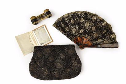 null Le nécessaire de l'élégante, vers 1920-1930
Petit sac en soie brochée or à décor...