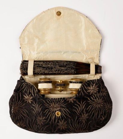 null Le nécessaire de l'élégante, vers 1920-1930
Petit sac en soie brochée or à décor...