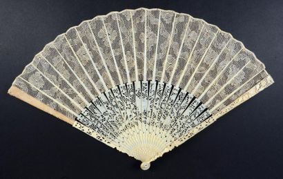 null Dentelle blanche, vers 1750-1760
Eventail plié, la feuille en entredeux de dentelle...