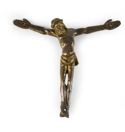 null Christ en croix en bronze ciselé et anciennement doré, le périzonium noué.
XVIe...