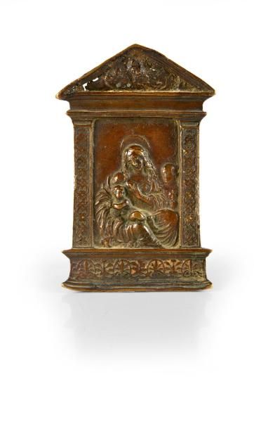 null Baiser de paix en bronze fondu à décor d'une vierge à l'enfant dans des arcatures...