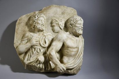 null Elément de bas-relief en marbre sculpté représentant trois personnage à mi-corps...