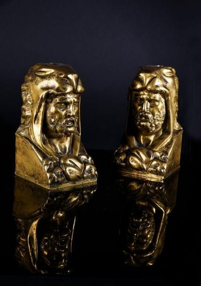null Paire de bronzes ciselés et dorés représentant la tête d'Hercule recouvert de...